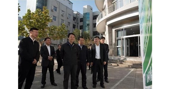 董事長楊明波向團(tuán)中央書記處書記傅振邦匯報泰安市青年創(chuàng)新創(chuàng)業(yè)工作